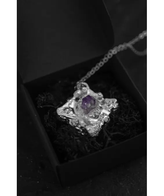 ARTIFACT I – Pendentif en Édition Limitée avec Améthyste Naturelle ARTIFACT I – Pendentif exclusif en étain et améthyste