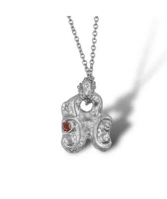 ARTIFACT II – Un Pendentif Unique en Étain et Zircon Cubique Rouge
