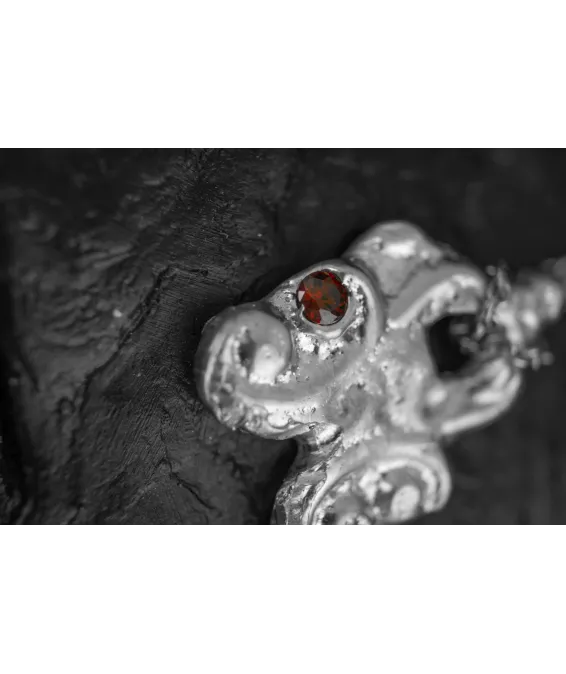 ARTIFACT II – Pendentif en Édition Limitée avec Zircon Cubique Rouge ARTIFACT II – Pendentif Exclusif en Étain et Zircon Rouge