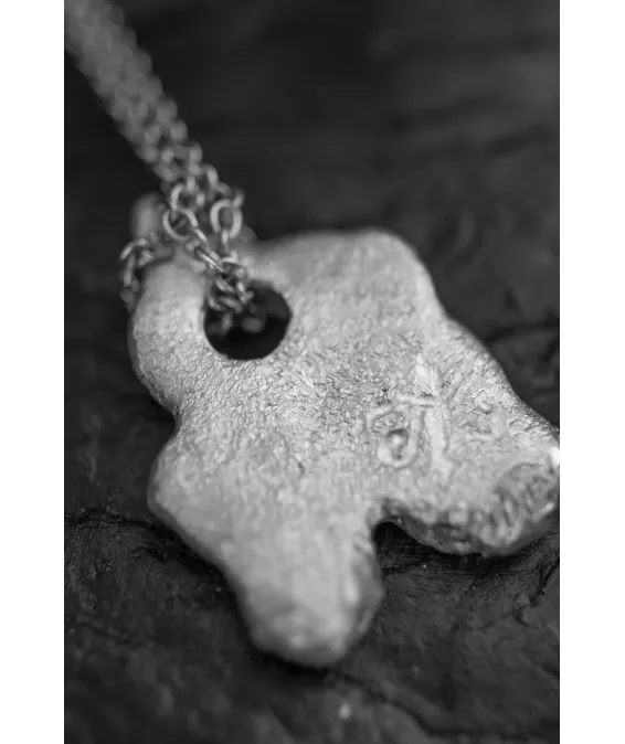 ARTIFACT II – Pendentif en Édition Limitée avec Zircon Cubique Rouge ARTIFACT II – Pendentif Exclusif en Étain et Zircon Rouge