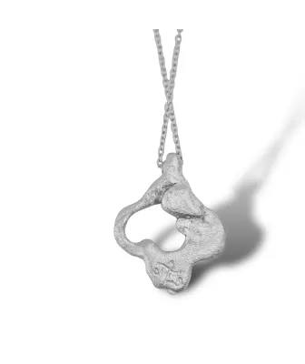 ARTIFACT III – Un Pendentif Unique en Étain et Zircon Cubique Rouge