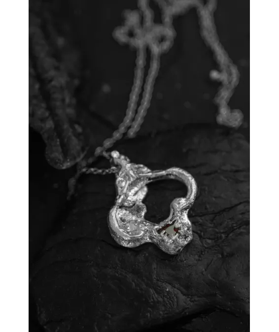 ARTIFACT III – Pendentif en Édition Limitée avec Zircon Cubique Rouge ARTIFACT III – Pendentif Exclusif en Étain et Zircon Rouge
