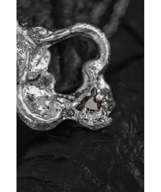 ARTIFACT III – Pendentif en Édition Limitée avec Zircon Cubique Rouge ARTIFACT III – Pendentif Exclusif en Étain et Zircon Rouge