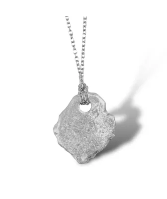 ARTIFACT V – Pendentif unique en étain et zircon vert | Livraison en France