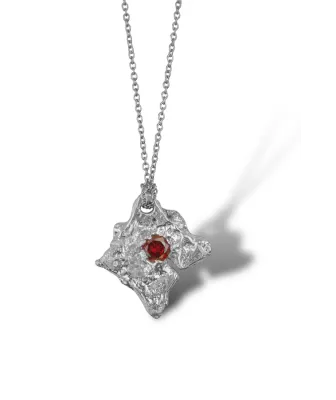 ARTIFACT VII – Pendentif unique en étain et zircon rouge | Livraison en France