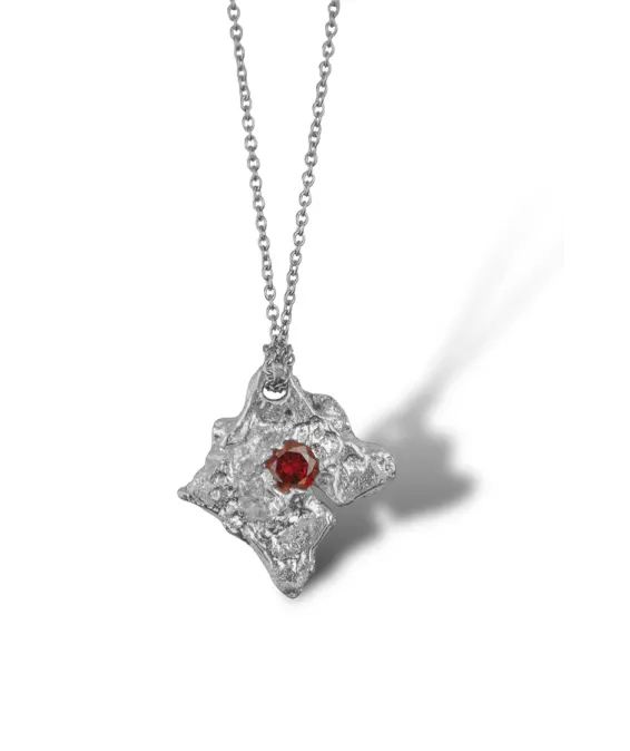 ARTIFACT VII – Un pendentif d’exception fait main | Disponible à Paris et en ligne Pendentif unique ARTIFACT VII en étain et zircon rouge | UGRANDH