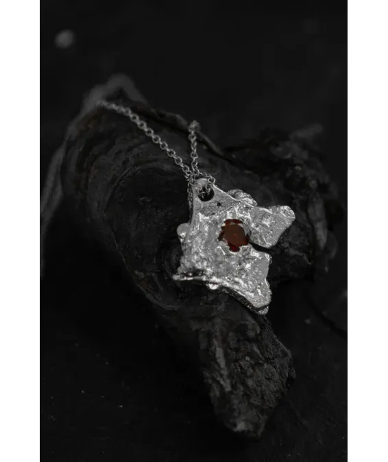 ARTIFACT VII – Un pendentif d’exception fait main | Disponible à Paris et en ligne Pendentif unique ARTIFACT VII en étain et zircon rouge | UGRANDH