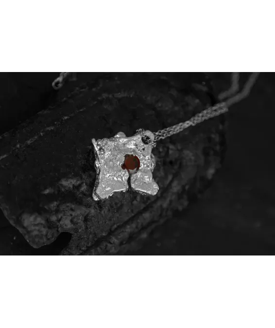 ARTIFACT VII – Un pendentif d’exception fait main | Disponible à Paris et en ligne Pendentif unique ARTIFACT VII en étain et zircon rouge | UGRANDH