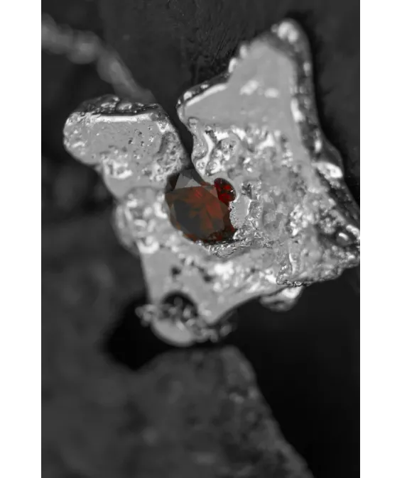 ARTIFACT VII – Un pendentif d’exception fait main | Disponible à Paris et en ligne Pendentif unique ARTIFACT VII en étain et zircon rouge | UGRANDH