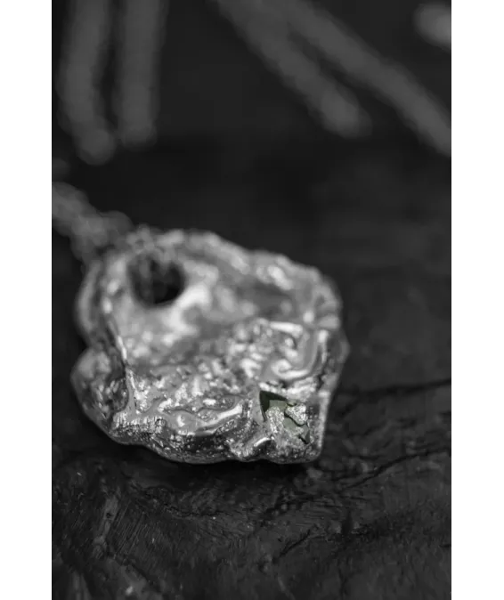 Pendentif unique ARTIFACT V en étain et zircon vert | UGRANDH