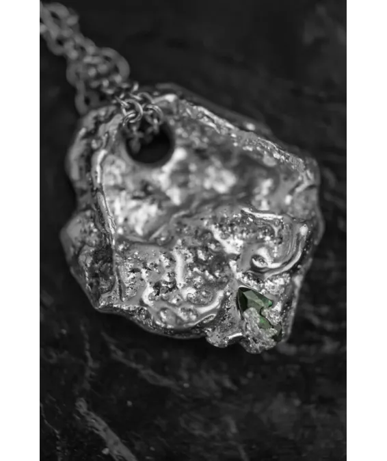 Pendentif unique ARTIFACT V en étain et zircon vert | UGRANDH