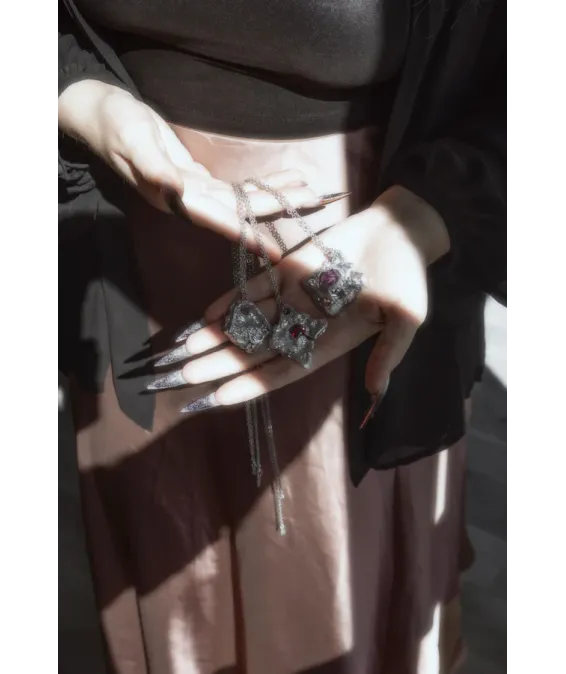 ARTIFACT VII – Un pendentif d’exception fait main | Disponible à Paris et en ligne Pendentif unique ARTIFACT VII en étain et zircon rouge | UGRANDH