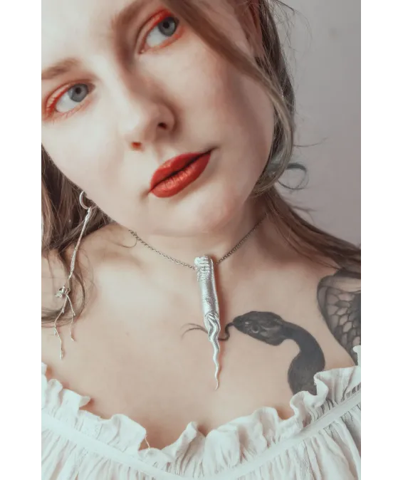 Pendentif Doigt Anatomique – Bijou en Argent en Édition Limitée Pendentif Doigt Anatomique – Bijou Artistique en Argent Sterling
