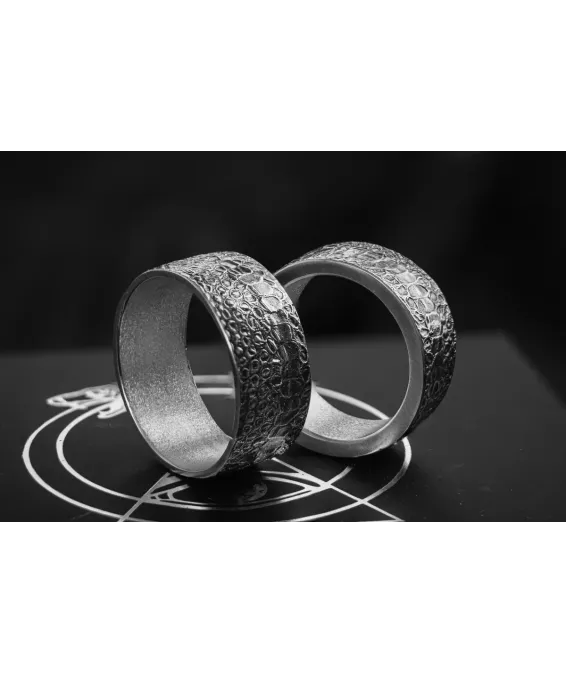 Bague en argent 925 avec relief reptilien – faite main, édition unique Bague artisanale en argent 925 avec écailles de serpent – finition oxydée ou naturelle | UGRANDH