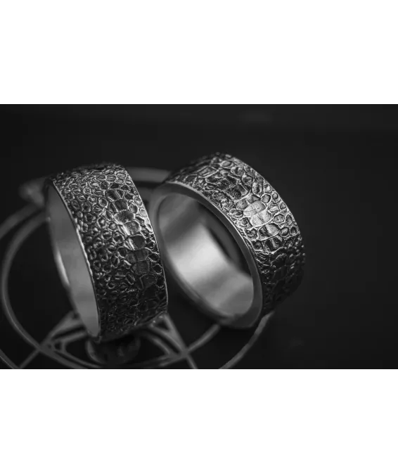 Bague en argent 925 avec relief reptilien – faite main, édition unique Bague artisanale en argent 925 avec écailles de serpent – finition oxydée ou naturelle | UGRANDH