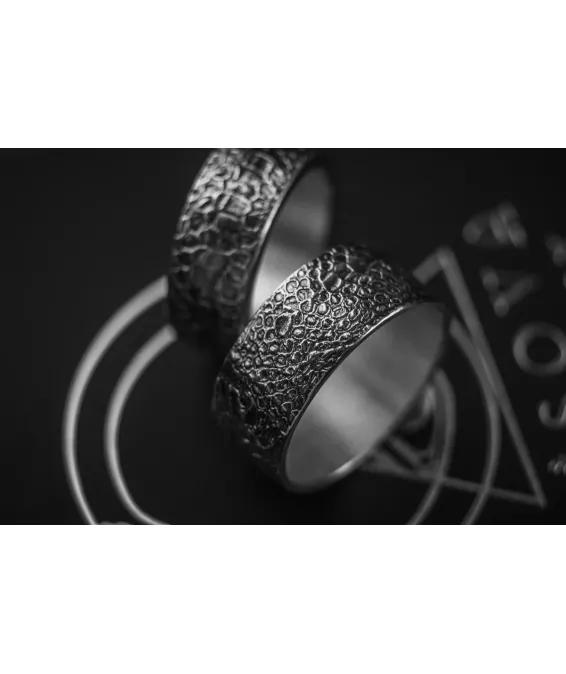Bague en argent 925 avec relief reptilien – faite main, édition unique Bague artisanale en argent 925 avec écailles de serpent – finition oxydée ou naturelle | UGRANDH
