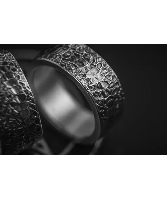 Bague en argent 925 avec relief reptilien – faite main, édition unique Bague artisanale en argent 925 avec écailles de serpent – finition oxydée ou naturelle | UGRANDH