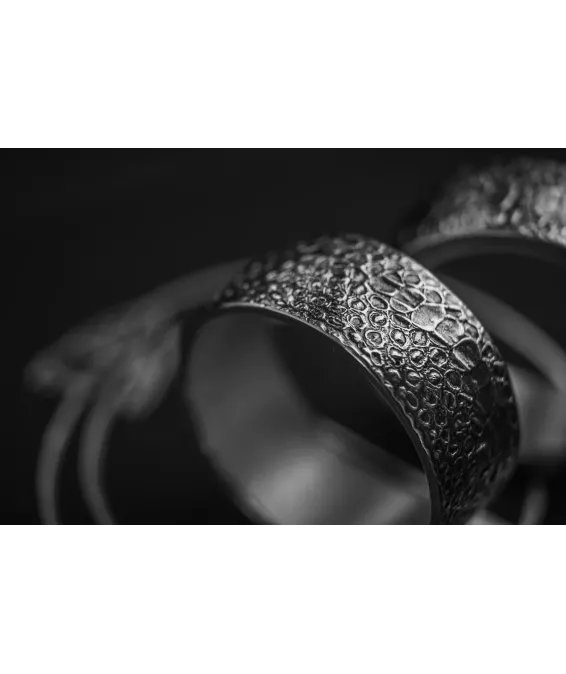 Bague en argent 925 avec relief reptilien – faite main, édition unique Bague artisanale en argent 925 avec écailles de serpent – finition oxydée ou naturelle | UGRANDH