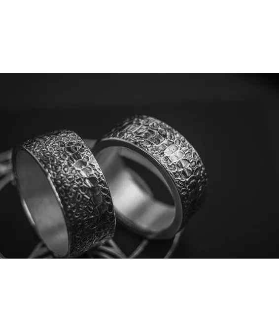 Bague en argent 925 avec relief reptilien – faite main, édition unique Bague artisanale en argent 925 avec écailles de serpent – finition oxydée ou naturelle | UGRANDH