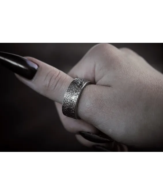 Bague en argent 925 avec relief reptilien – faite main, édition unique Bague artisanale en argent 925 avec écailles de serpent – finition oxydée ou naturelle | UGRANDH
