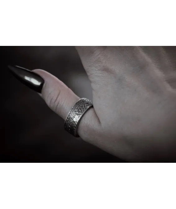 Bague en argent 925 avec relief reptilien – faite main, édition unique Bague artisanale en argent 925 avec écailles de serpent – finition oxydée ou naturelle | UGRANDH